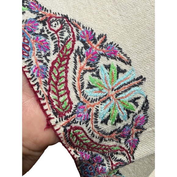 Hand-Embroidered Kashmiri Pashmina Shawl - Cream Wool With Silk Thread Floral Pa - Picture 3 of 12